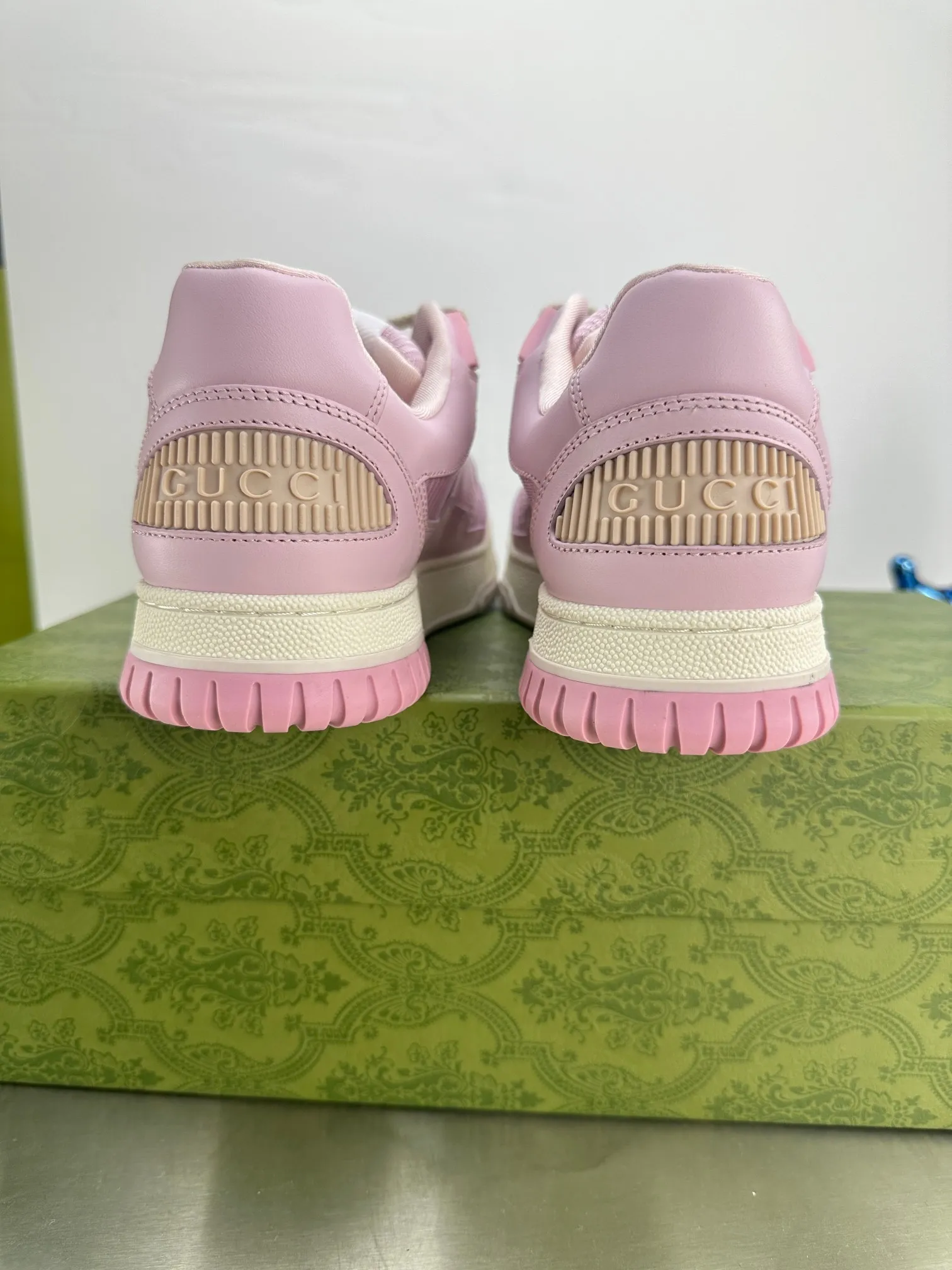 👟👟Ex-factory price 600👟👟 Gucci's latest hot-selling series of high and low-cut distressed couple's sneakers are shipped. The original version is purchased, developed and manufactured. This high-low top sneaker adopts a basketball-style silhouette design, cleverly integrated with hollow panels and distressed effects, showing its unique ingenuity. The ingenuity incorporates brand logo details such as interlocking Double G styling accessories and Gucci lettering, a low-key tribute to the brand's design heritage. Exquisite packaging at the delivery counter 🛍📦 ▪️ Fabric: Original customized imported first-layer cowhide ▪️ Inner lining: Imported first-layer cowhide ▪️ Sole: Original molded TPU sole ▪️ Sole thickness: 3cm ▪️ Size: Women's 35-41 Men's 38-46 (Female 41 Men's 38 46 customized)